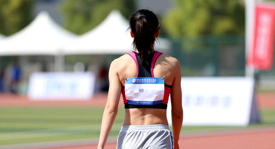 Cõng vợ 200 mét ở Cần Giờ, chạy 42 km sáng hôm sau: đọc tầng đáy của một ngày hội chạy bộ