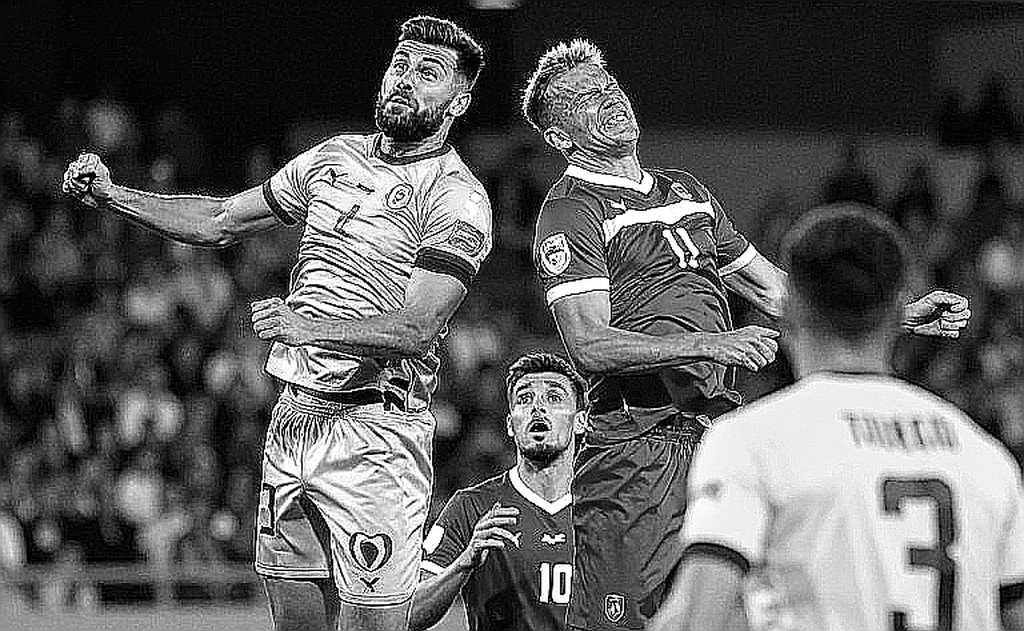 Từ 11 triệu bảng của Heskey đến tấm chứng chỉ cấp B: ai thật sự được bước vào phòng huấn luyện?