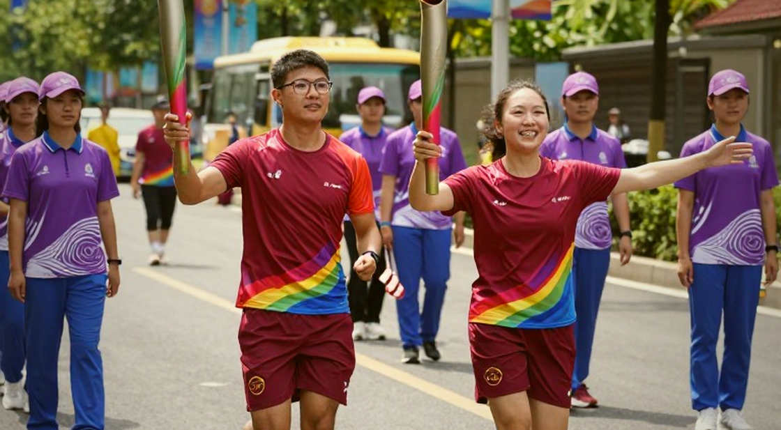 Đôi găng tay của Valverde và hai hậu vệ biên trên ghế dự bị