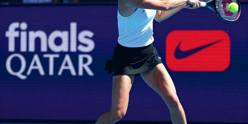 Ba giờ ba mươi lăm phút ở Flushing Meadows: Cổ tay, đồng hồ truyền hình và hai khoảng cách mang tên Eala