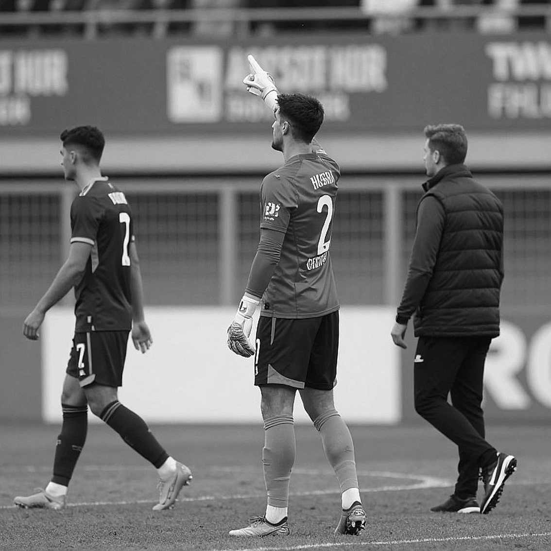 Nguyen Xuan Nam returns after nine months: two goals, a swollen knee and a gap nobody filled