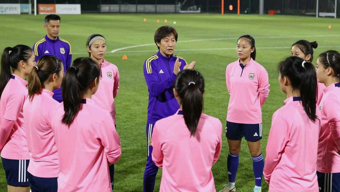 Nhịp chạy dọc vạch biên của V.League và những người bị bỏ quên ở hành lang cũ