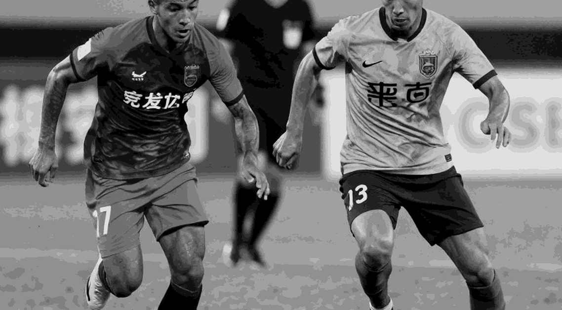 Hồ sơ trống giữa mùa hè tĩnh lặng