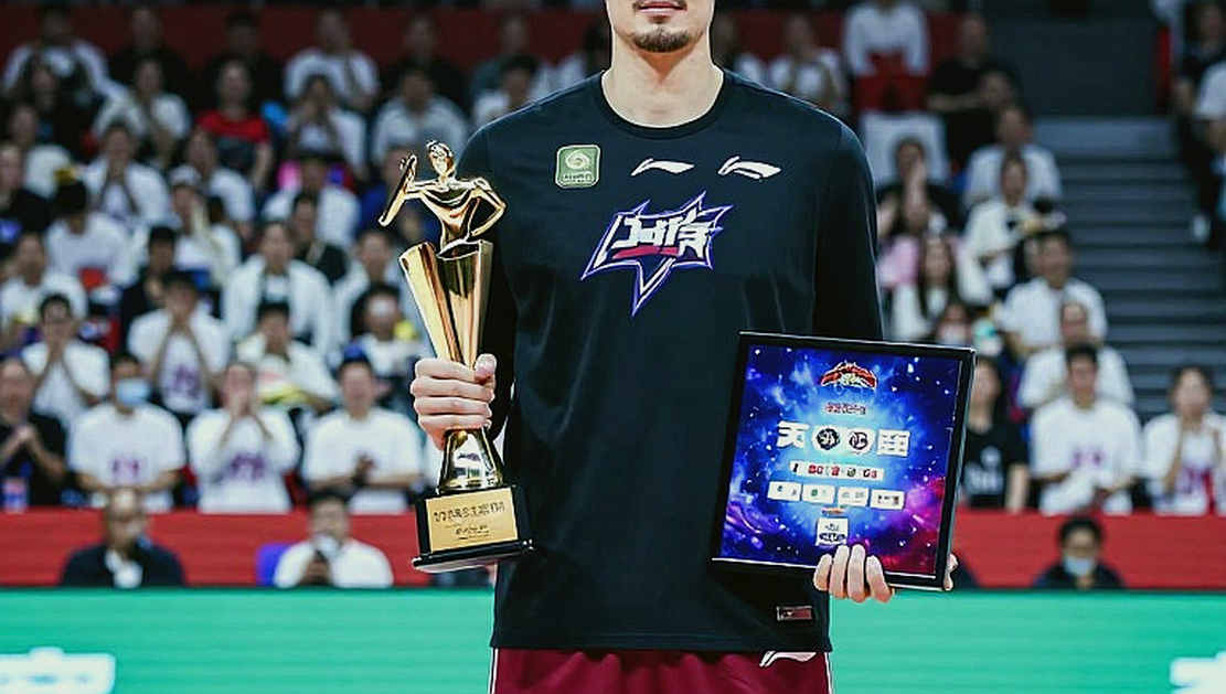 Mike James suýt thành cầu thủ Barcelona: nước cờ tuổi 36 của Anadolu Efes
