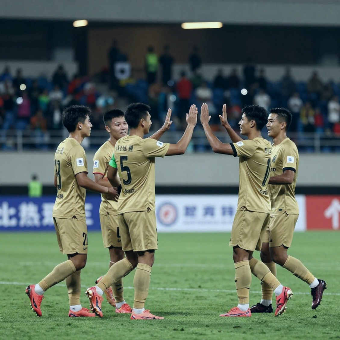 Phạm Tuấn Hải ghi bàn đầu tiên cho Thép Xanh Nam Định: chiến thắng 2-0 trước Đông Á Thanh Hóa và giới hạn của lối chơi tạt cánh
