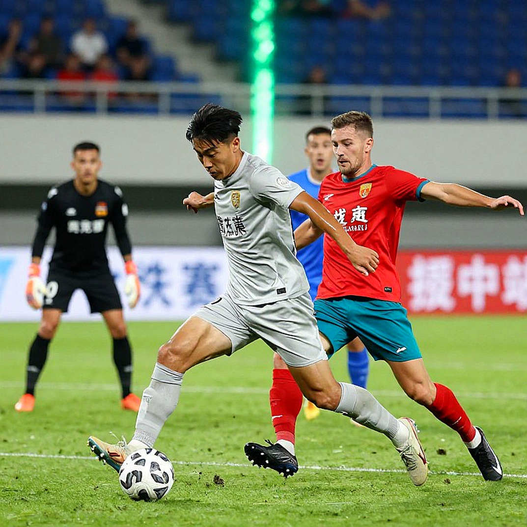 Becamex TP.HCM 2-1 CLB TP.HCM: Cú ngả bàn đạp ở phút 90+4 và cái giá của một bàn thắng đẹp